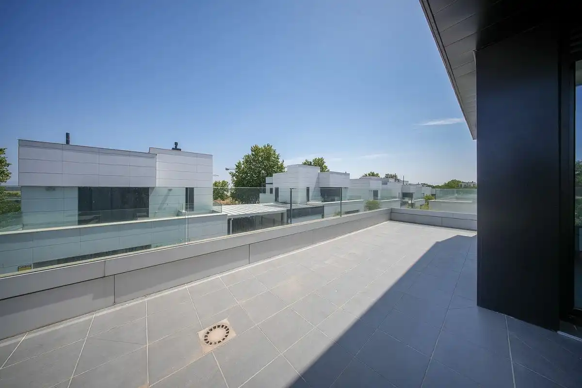 Terrassa de Casa o xalet en venda en Las Rozas de Madrid amb Aire condicionat, Calefacció i Jardí privat