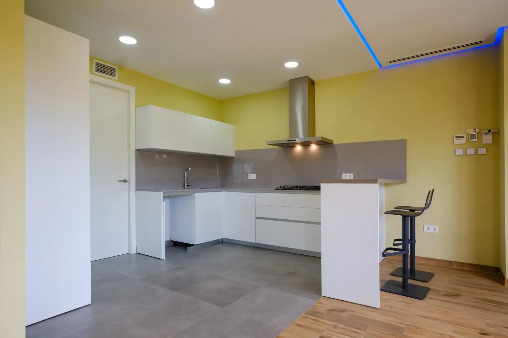 Kitchen of Flat for sale in Sevilla  with Air Conditioner, Heating and Terrace