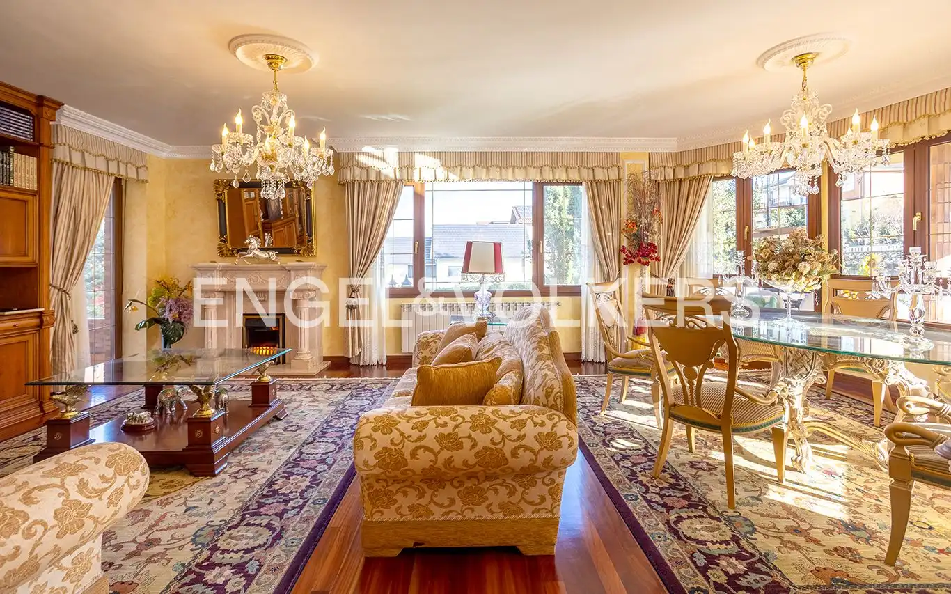 Sala d'estar de Casa o xalet en venda en Camargo amb Calefacció, Jardí privat i Parquet