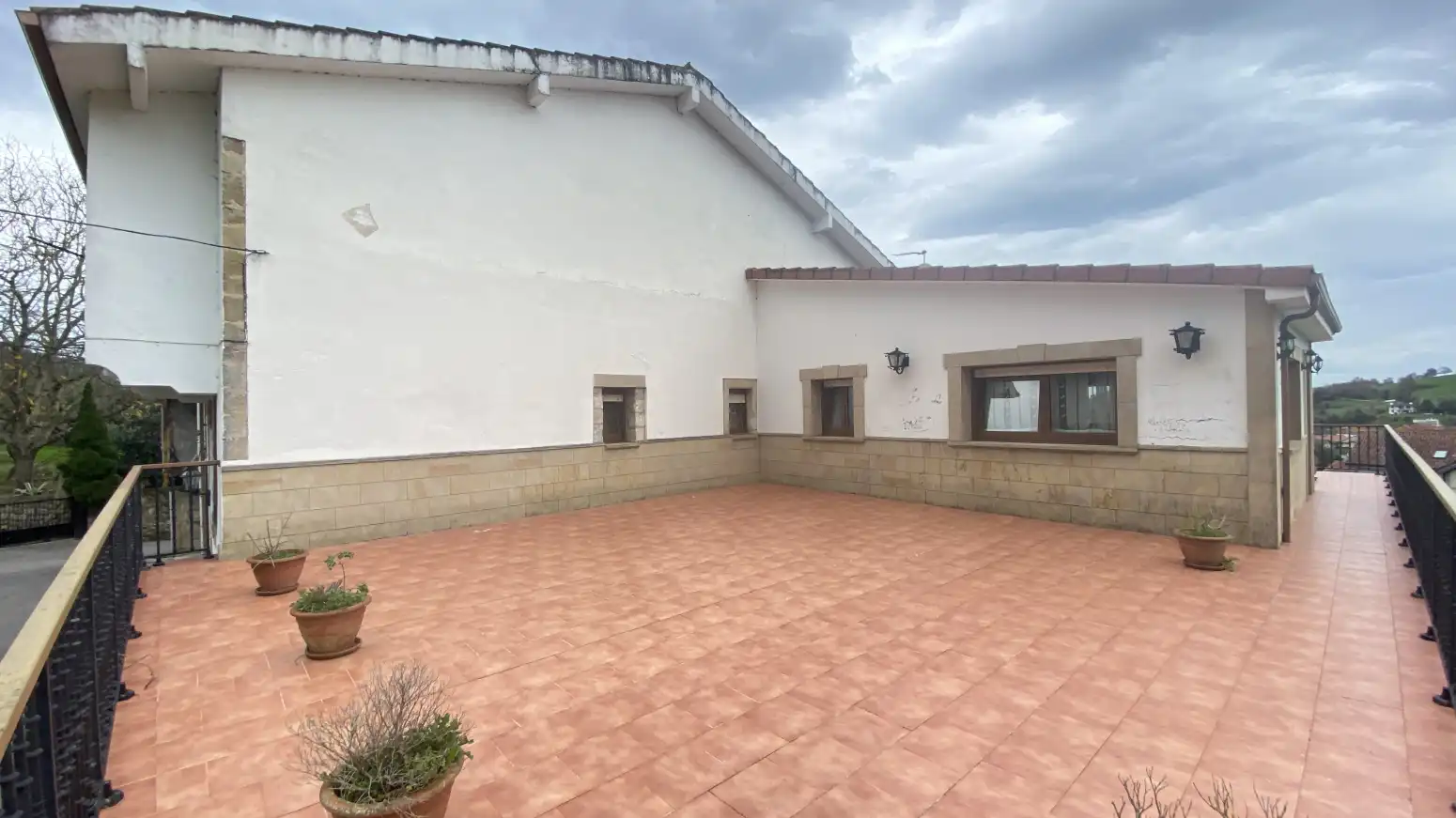 Terrasse von Einfamilien-Reihenhaus zum Verkauf in Voto mit Heizung, Privatgarten und Terrasse
