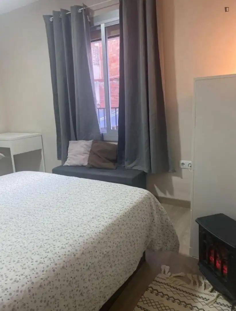 Habitación de Apartamento para compartir en L'Hospitalet de Llobregat con Calefacción, Amueblado y Horno