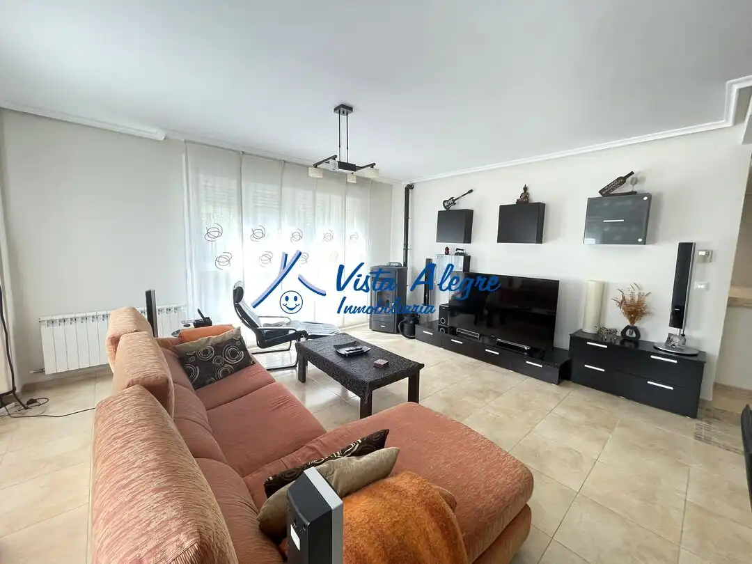 Wohnzimmer von Einfamilien-Reihenhaus zum Verkauf in Zarratón mit Heizung, Privatgarten und Parkett