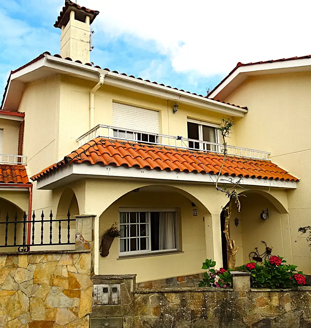 Vista exterior de Casa adosada en venta en Miño con Jardín privado, Parquet y Terraza