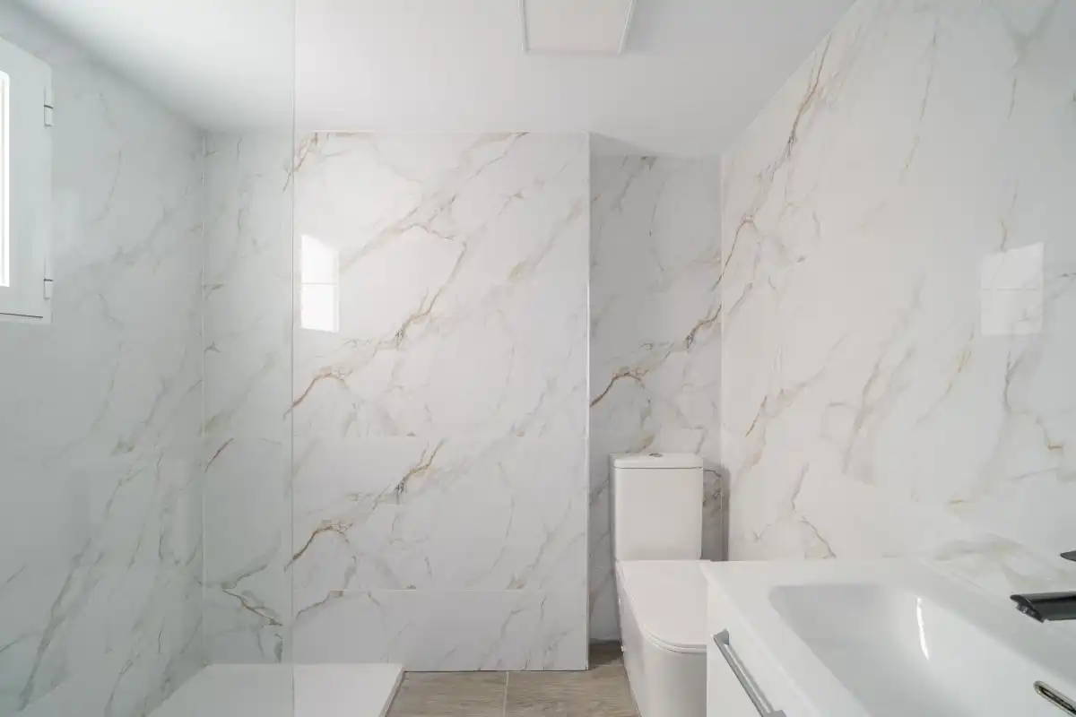 Baño de Piso en venta en Torrevieja con Calefacción, Terraza y Balcón