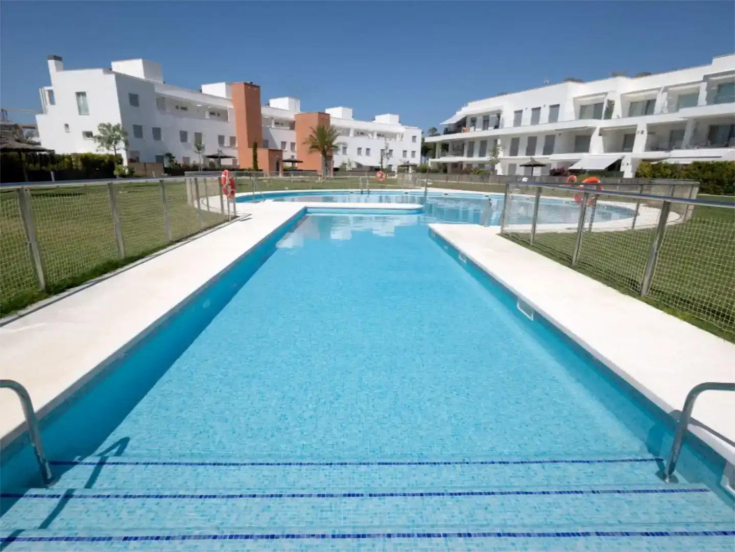 Schwimmbecken von Wohnungen zur Miete in Chipiona mit Klimaanlage, Privatgarten und Schwimmbad