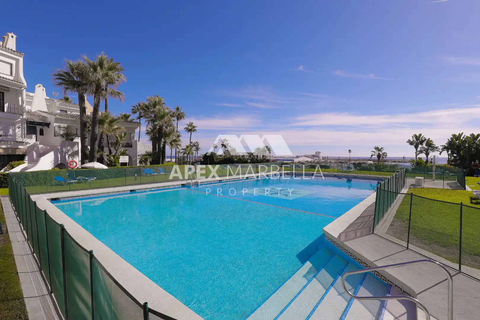 Schwimmbecken von Wohnung zum Verkauf in Marbella mit Klimaanlage, Terrasse und Möbliert