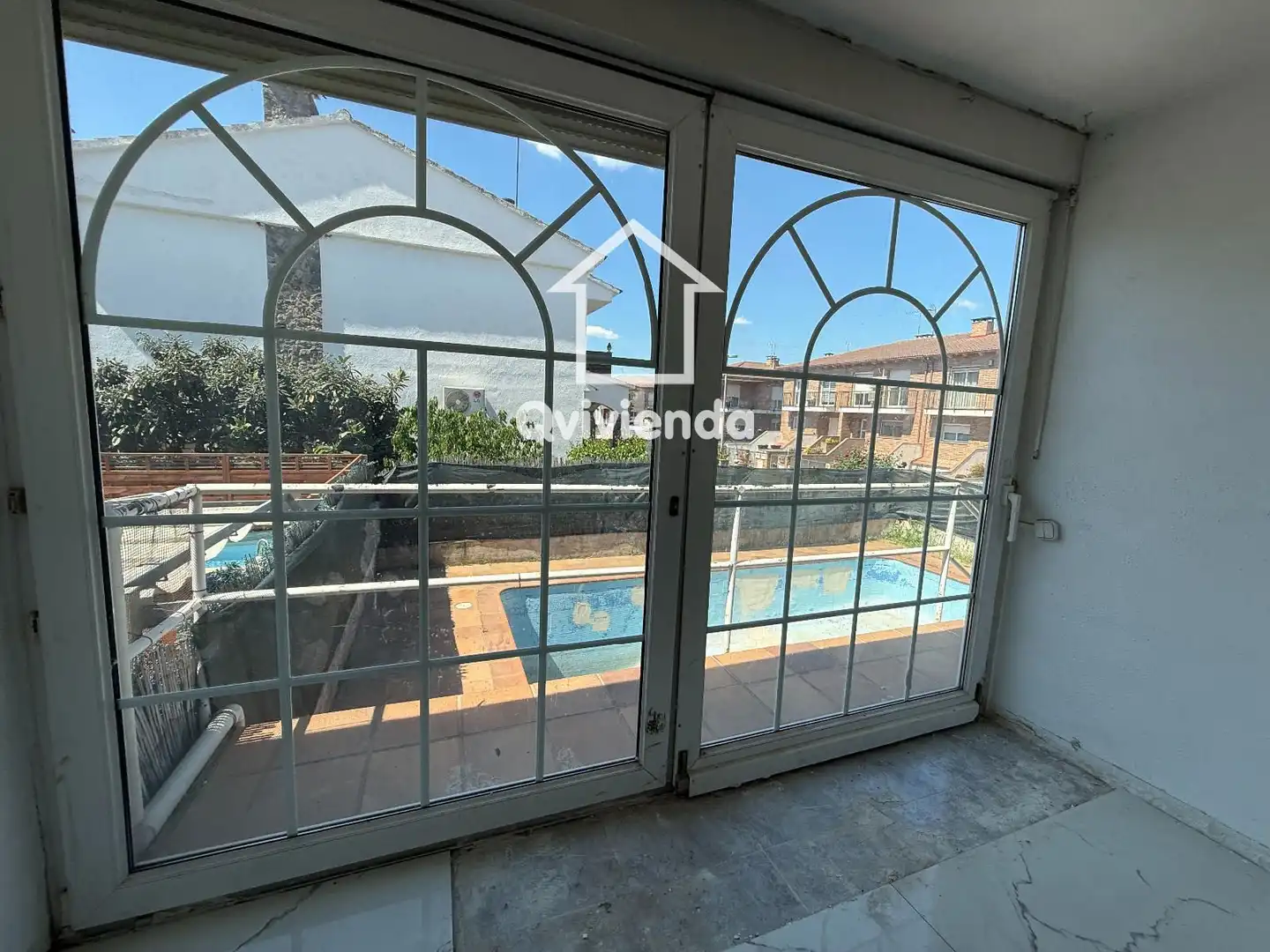Vista exterior de Casa adosada en venta en Palau-solità i Plegamans con Piscina