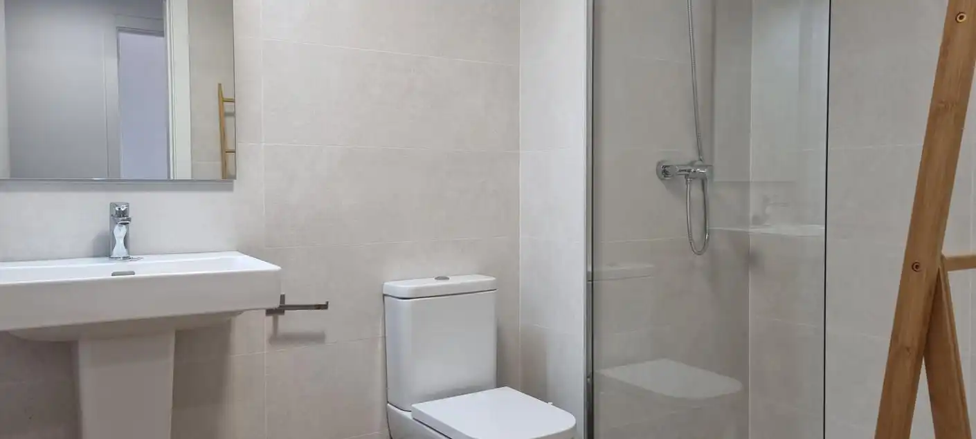 Bany de Apartament de lloguer en Torrox amb Aire condicionat, Calefacció i Jardí privat