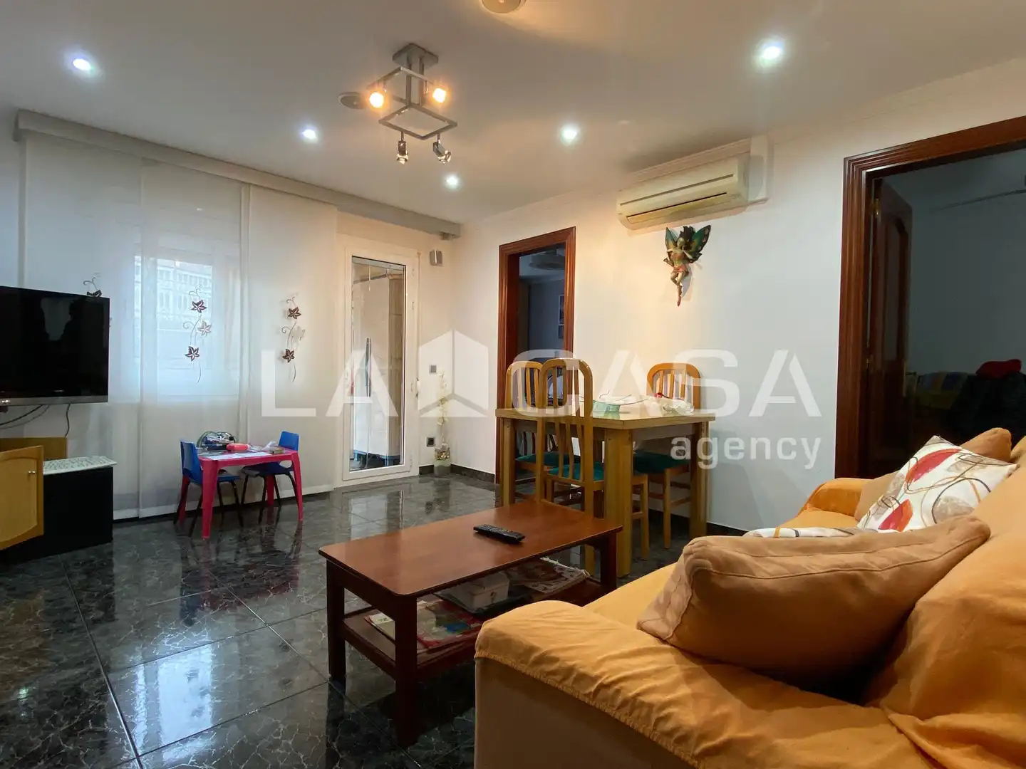 Sala de estar de Piso en venta en Santa Coloma de Gramenet con Calefacción y Balcón