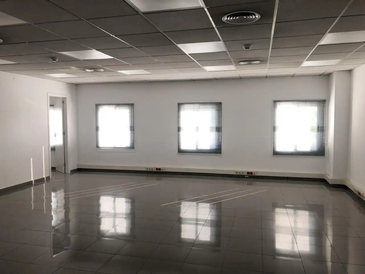 Nave industrial de alquiler en Barcelona con Calefacción y Alarma