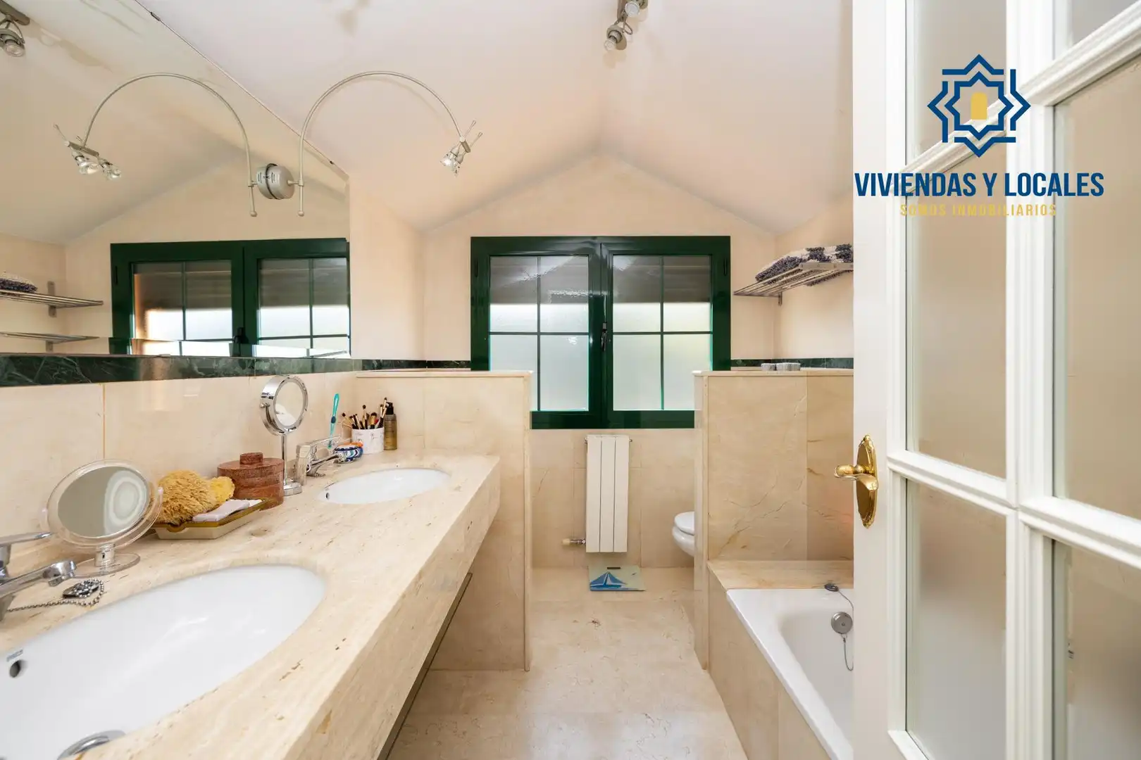 Baño de Casa adosada en venta en Granada con Aire acondicionado, Calefacción y Jardín privado