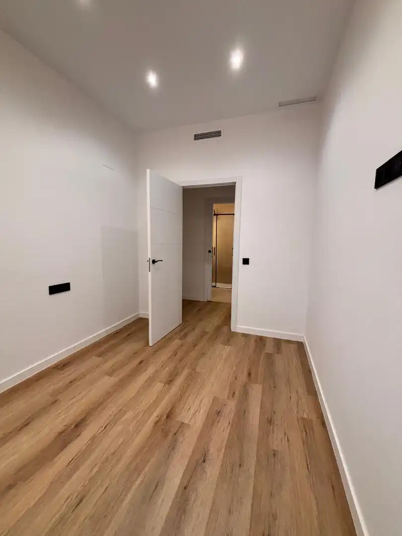 Flat for sale in Barcelona  with Air Conditioner, Oven and Microwave
