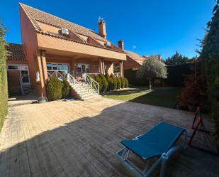 Garten von Einfamilien-Reihenhaus miete in Torrelodones mit Heizung, Privatgarten und Parkett