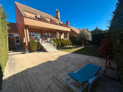 Garten von Einfamilien-Reihenhaus miete in Torrelodones mit Heizung, Privatgarten und Parkett