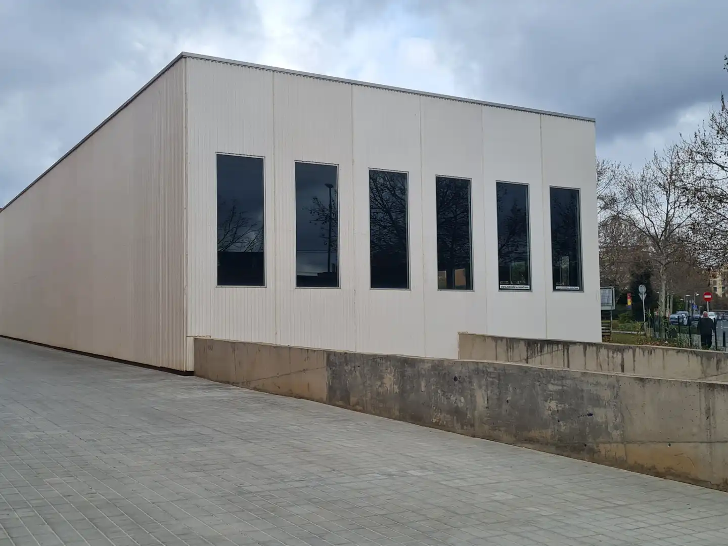 Außenansicht von Fabrikhallen zum Verkauf in Reus