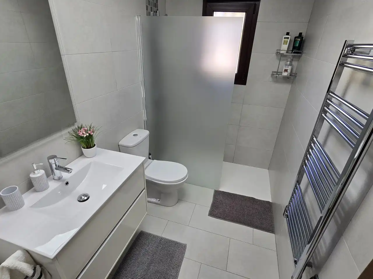 Bathroom of Houses for sale in Viñuela  with Air Conditioner, Terrace and Swimming Pool