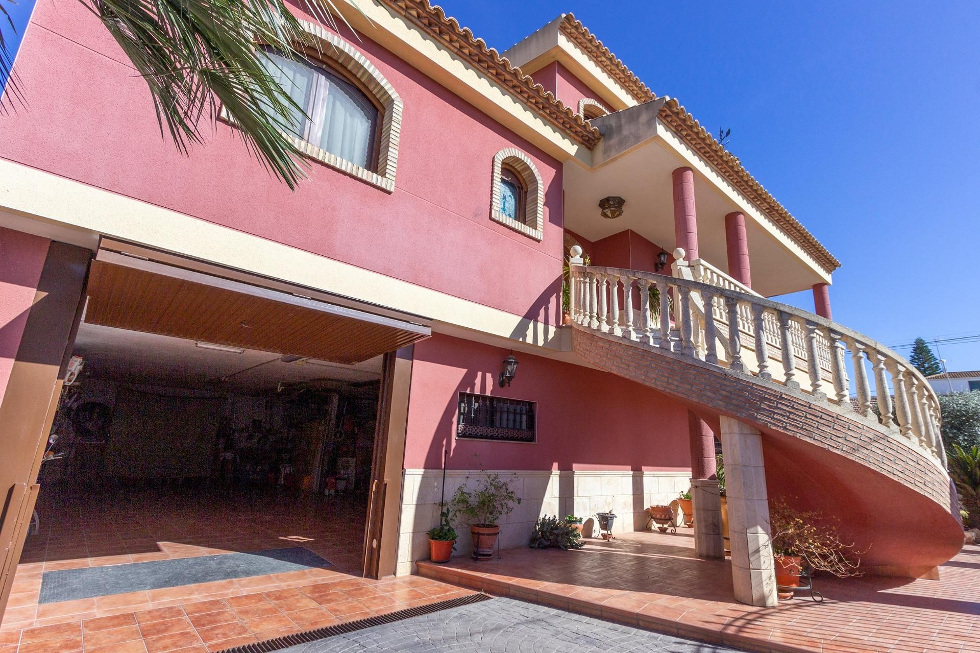 Vista exterior de Casa o xalet en venda en Orihuela amb Aire condicionat, Jardí privat i Terrassa