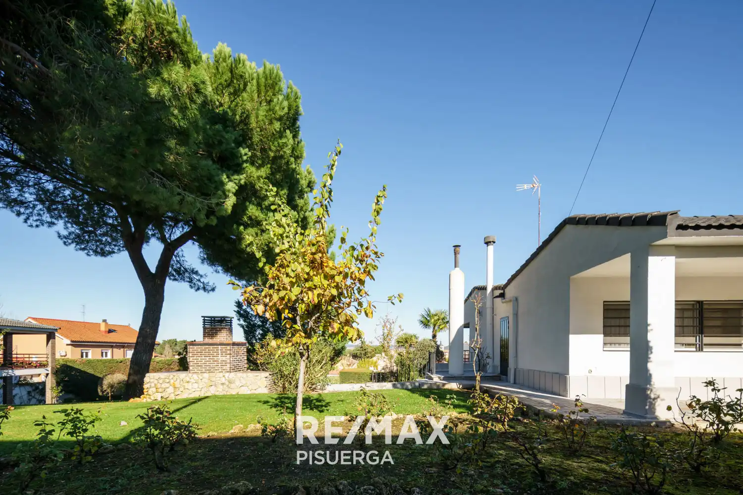 Vista exterior de Casa o xalet en venda en Tudela de Duero amb Calefacció, Jardí privat i Terrassa