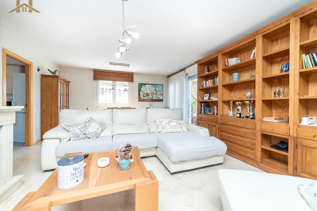 Sala d'estar de Casa o xalet en venda en Arroyomolinos (Madrid) amb Aire condicionat, Jardí privat i Terrassa