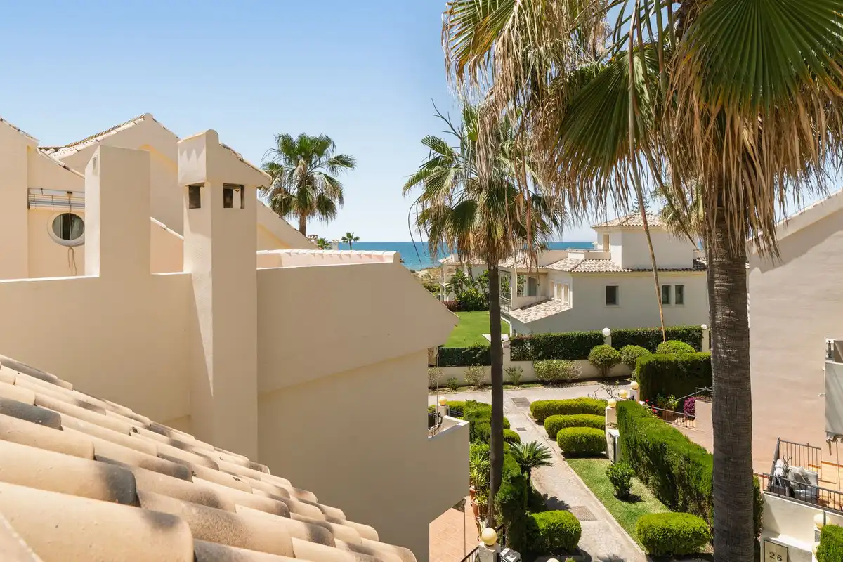 Jardí de Casa adosada en venda en Marbella amb Aire condicionat, Terrassa i Alarma