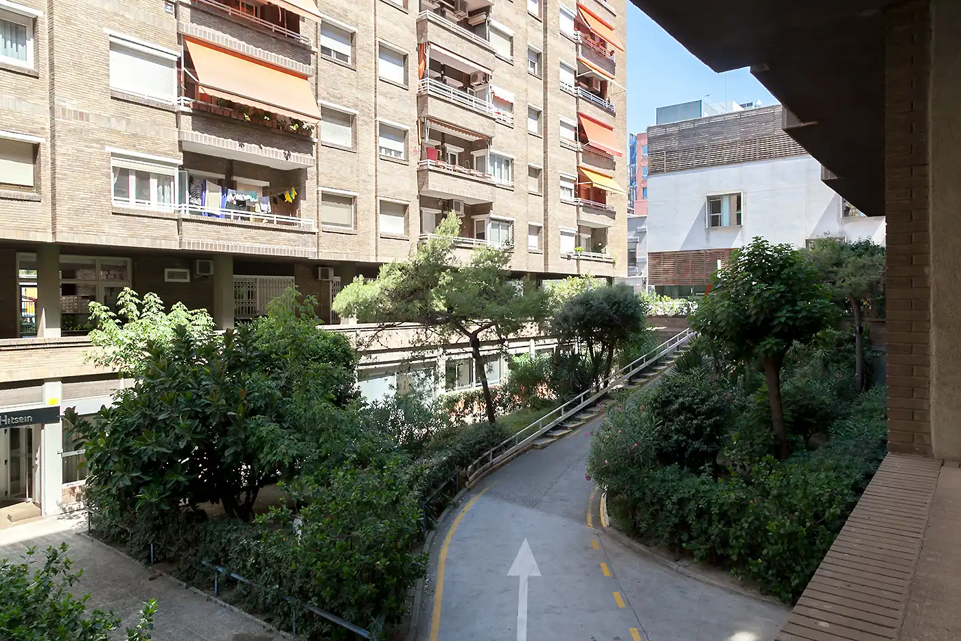 Vista exterior de Piso en venta en Barcelona con Balcón y Alarma