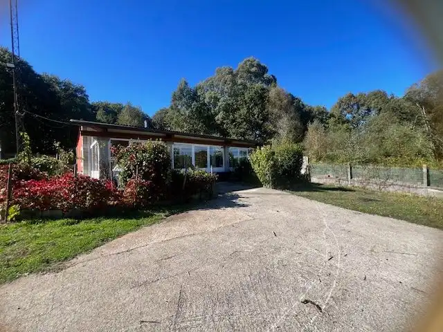Vista exterior de Casa o xalet en venda en Friol amb Jardí privat, Terrassa i Moblat