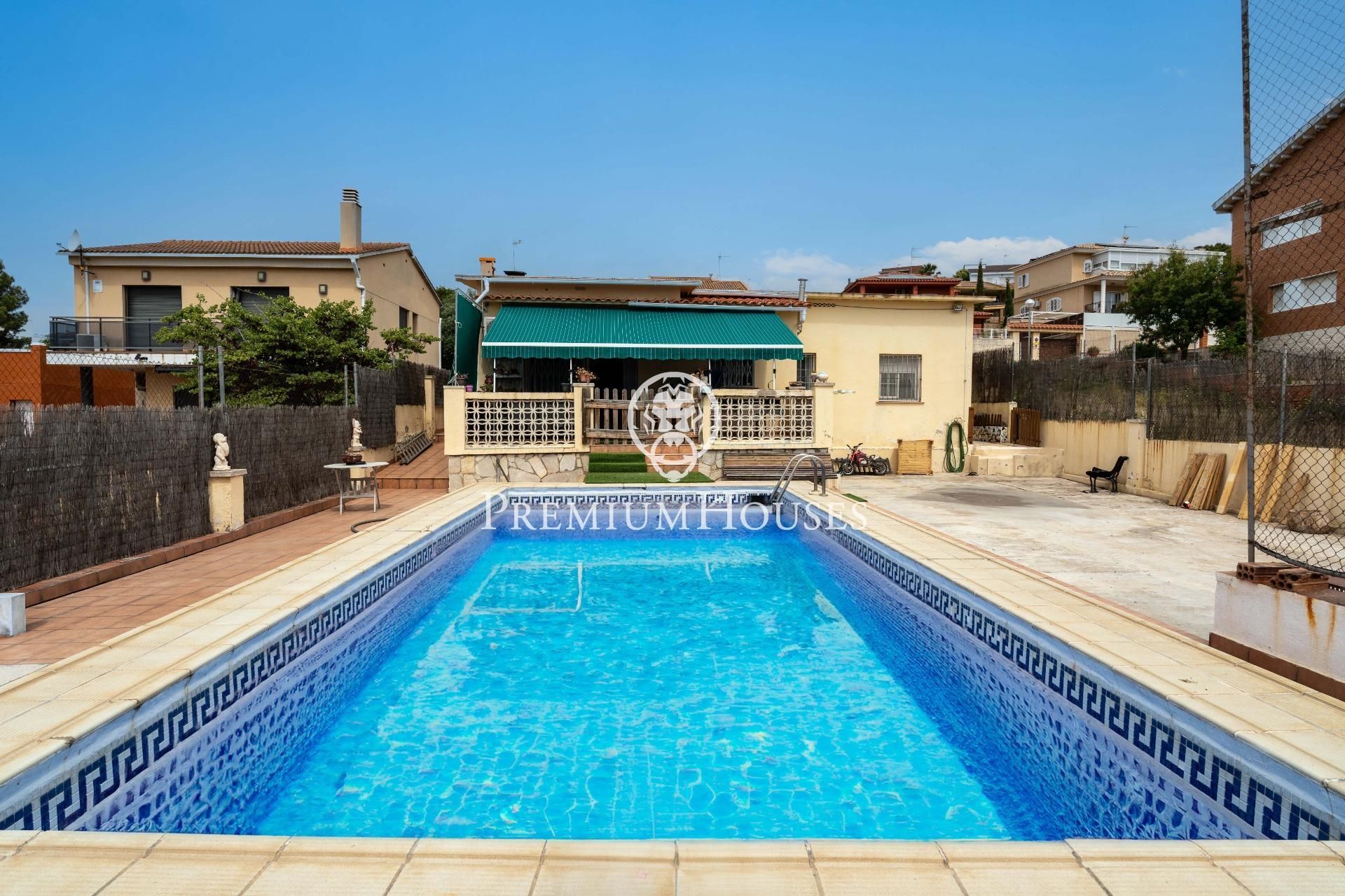 Piscina de Casa o xalet en venda en Vilanova i la Geltrú amb Aire condicionat, Calefacció i Traster
