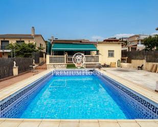 Swimming pool of House or chalet for sale in Vilanova i la Geltrú  with Air Conditioner, Heating and Storage room