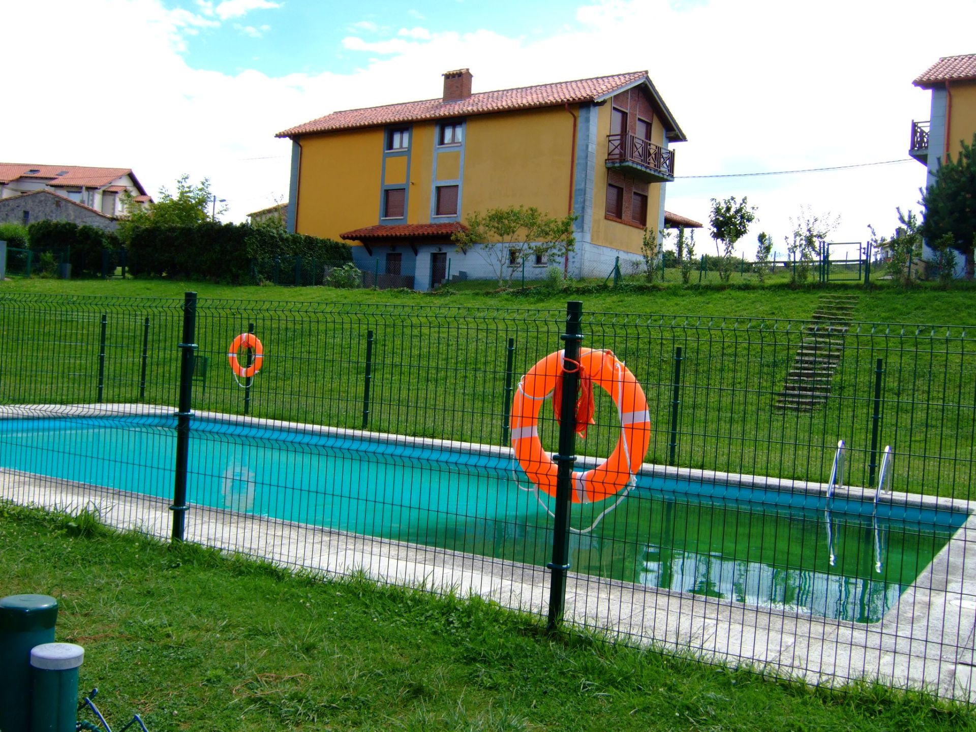 Piscina de Casa adosada en venta en Val de San Vicente  con Calefacción, Jardín privado y Terraza