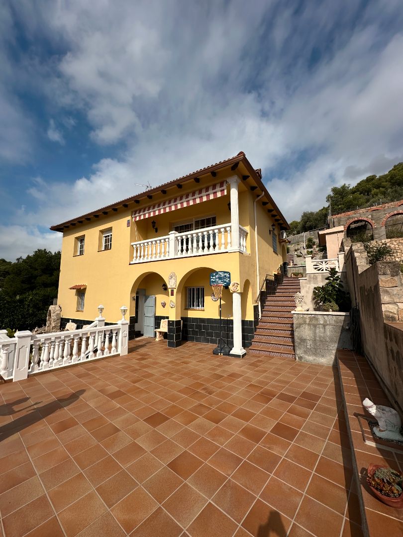 Vista exterior de Casa o xalet en venda en Castellet i la Gornal amb Aire condicionat, Calefacció i Jardí privat