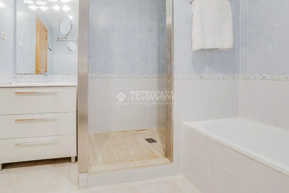 Badezimmer von Einfamilien-Reihenhaus zum Verkauf in Terrassa mit Klimaanlage, Heizung und Terrasse