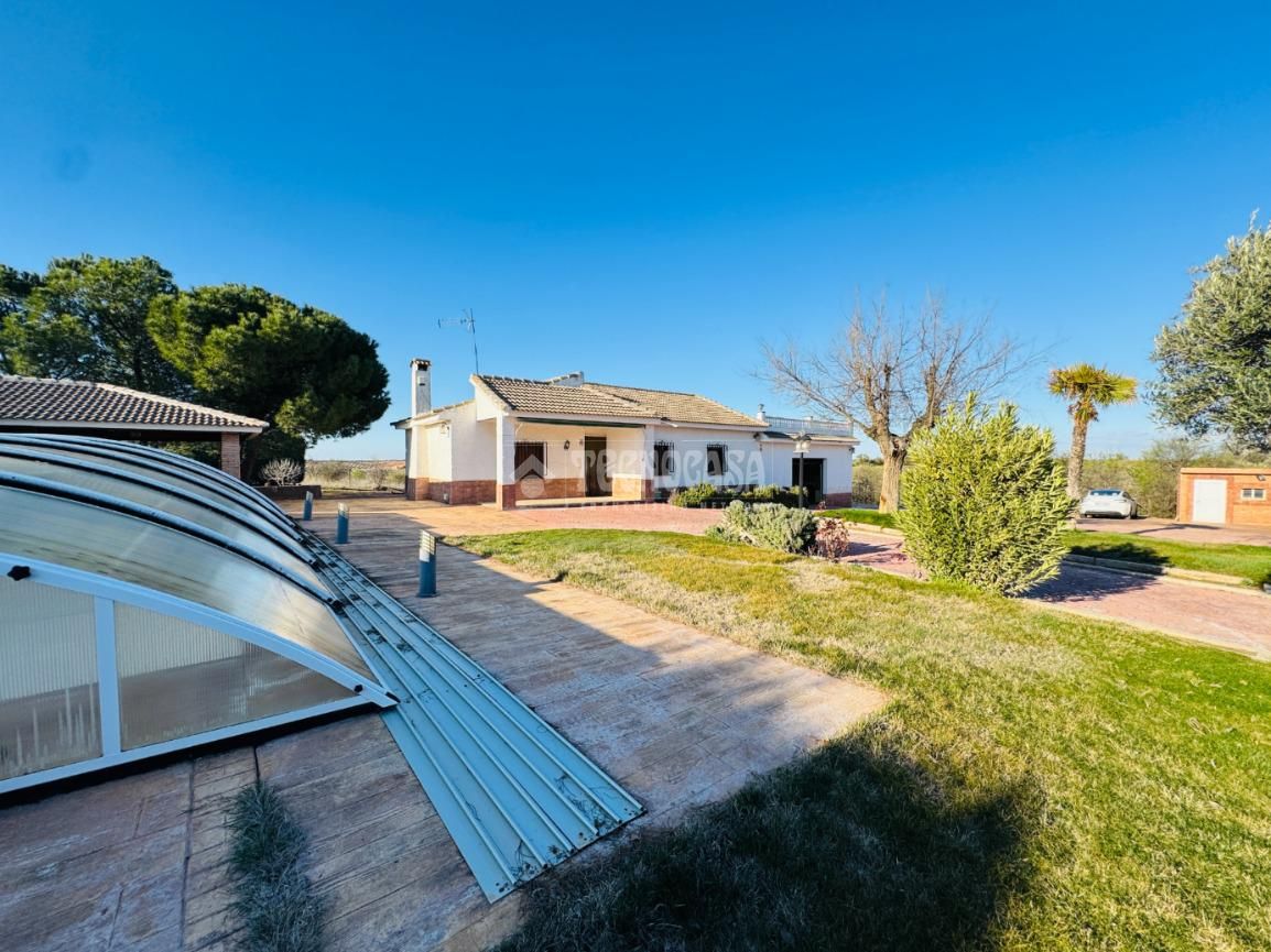 Vista exterior de Casa o chalet en venta en Mora con Calefacción, Jardín privado y Piscina