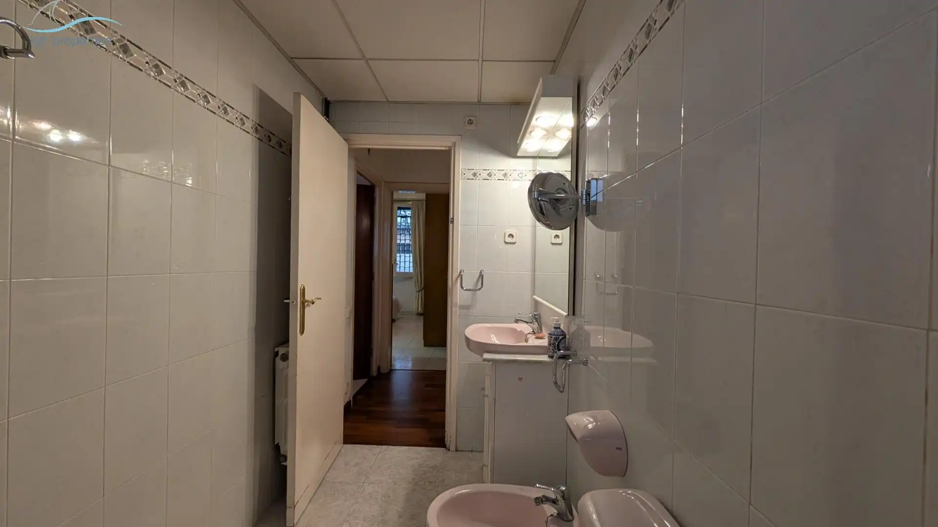 Baño de Apartamento en venta en Barcelona con Calefacción y Parquet