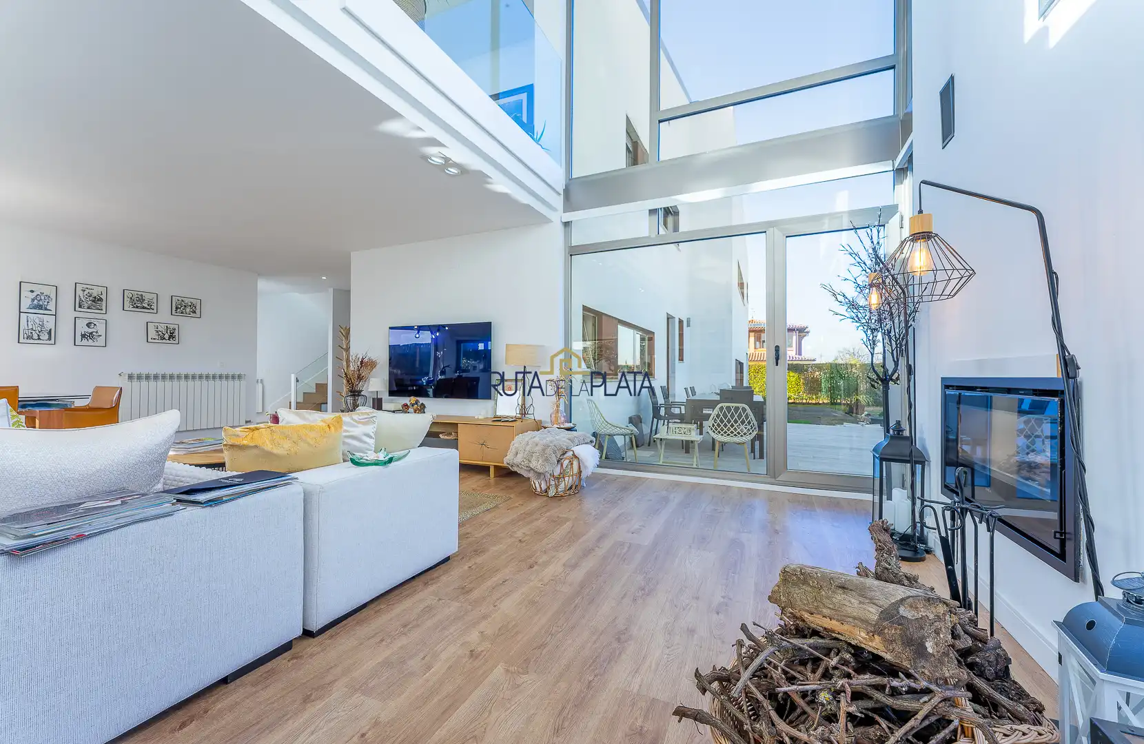 Sala d'estar de Casa o xalet en venda en Roales amb Calefacció, Jardí privat i Parquet