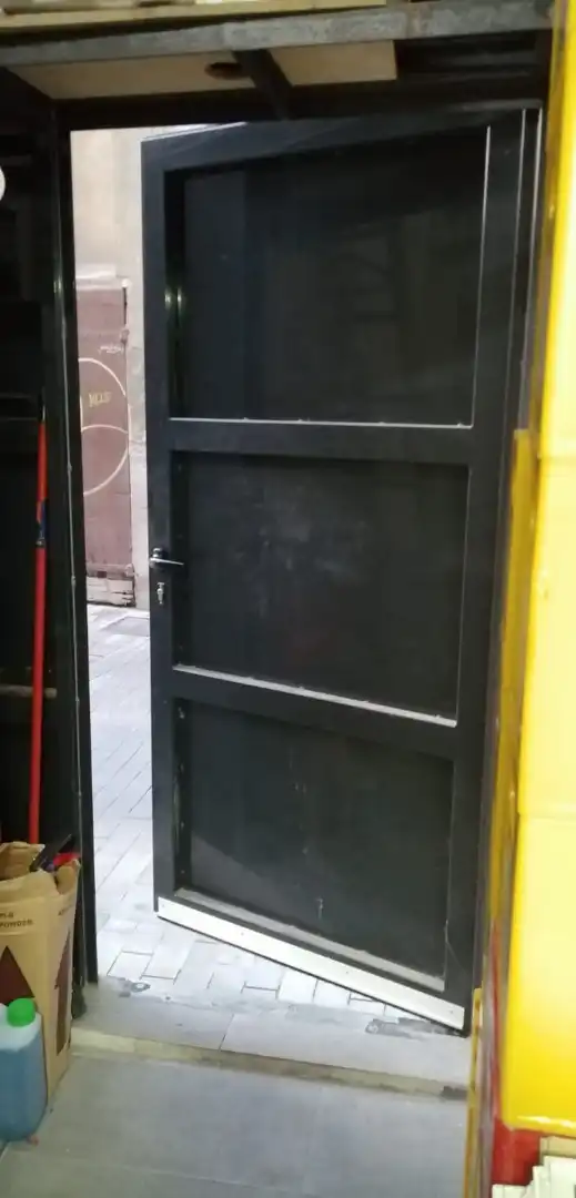 Vista exterior de Local en traspaso en Vilanova i la Geltrú con Aire acondicionado, Calefacción y Terraza
