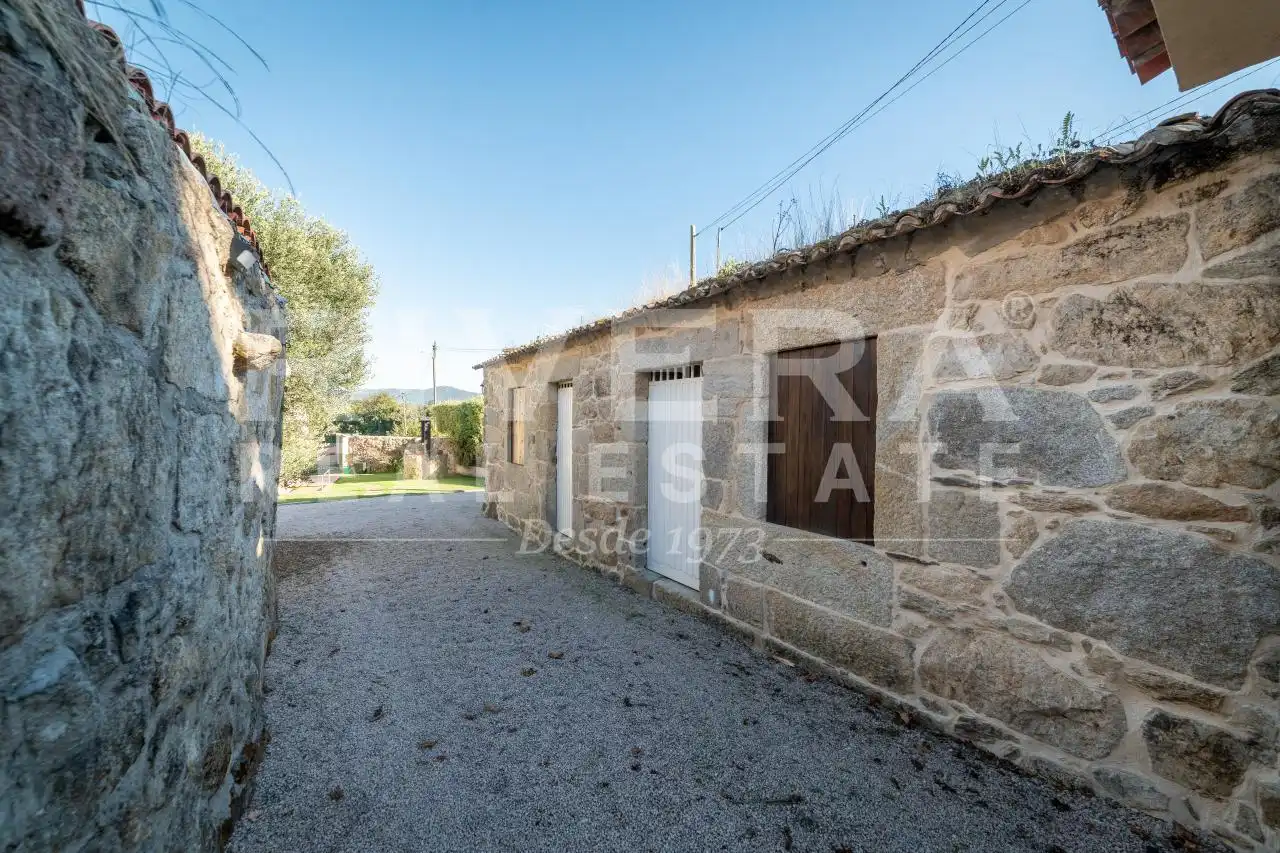 Vista exterior de Casa o xalet en venda en Nigrán amb Calefacció, Jardí privat i Moblat