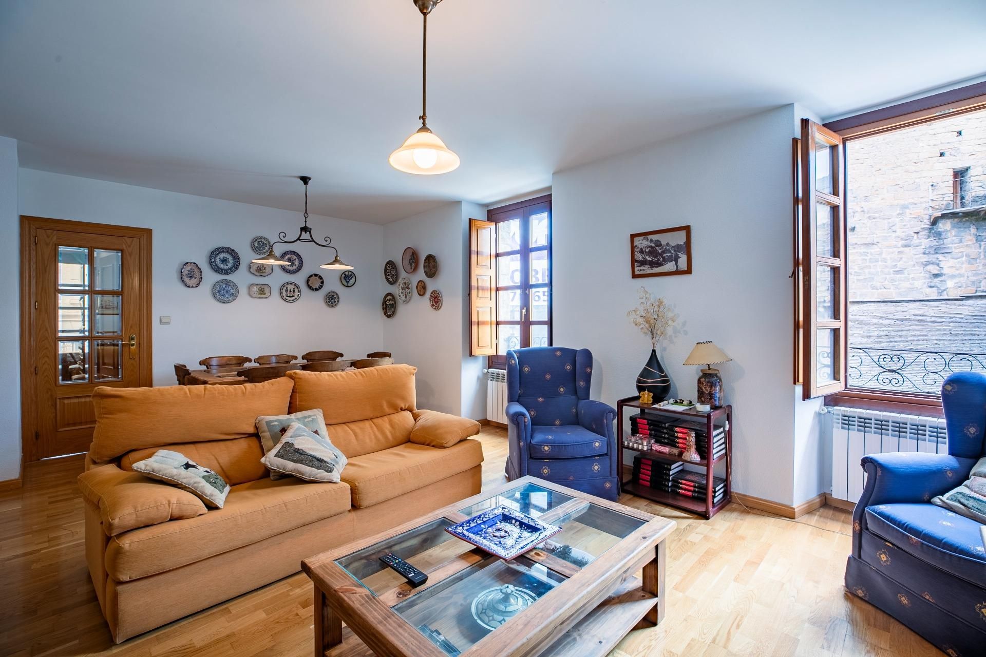 Living room of Flat for sale in Jaca  with Heating, Parquet flooring and Storage room