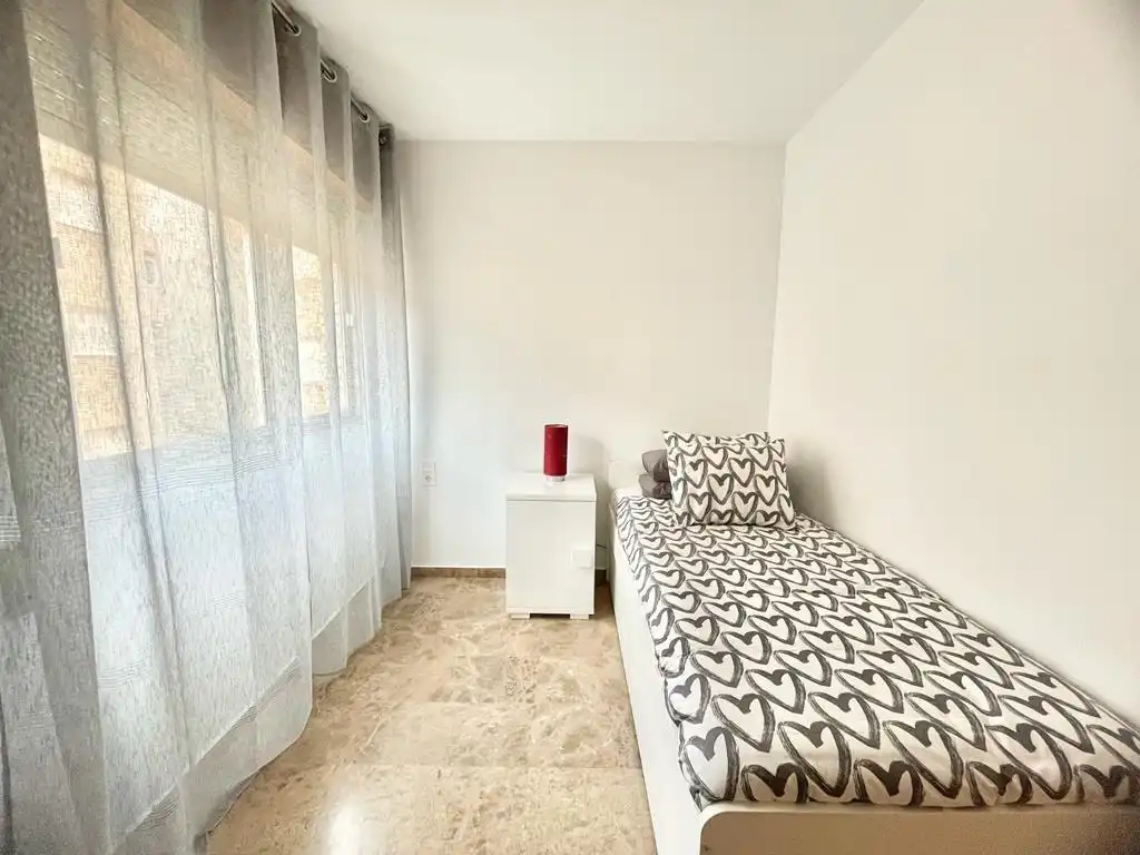 Habitación de Piso de alquiler en Granada con Aire acondicionado, Calefacción y Amueblado