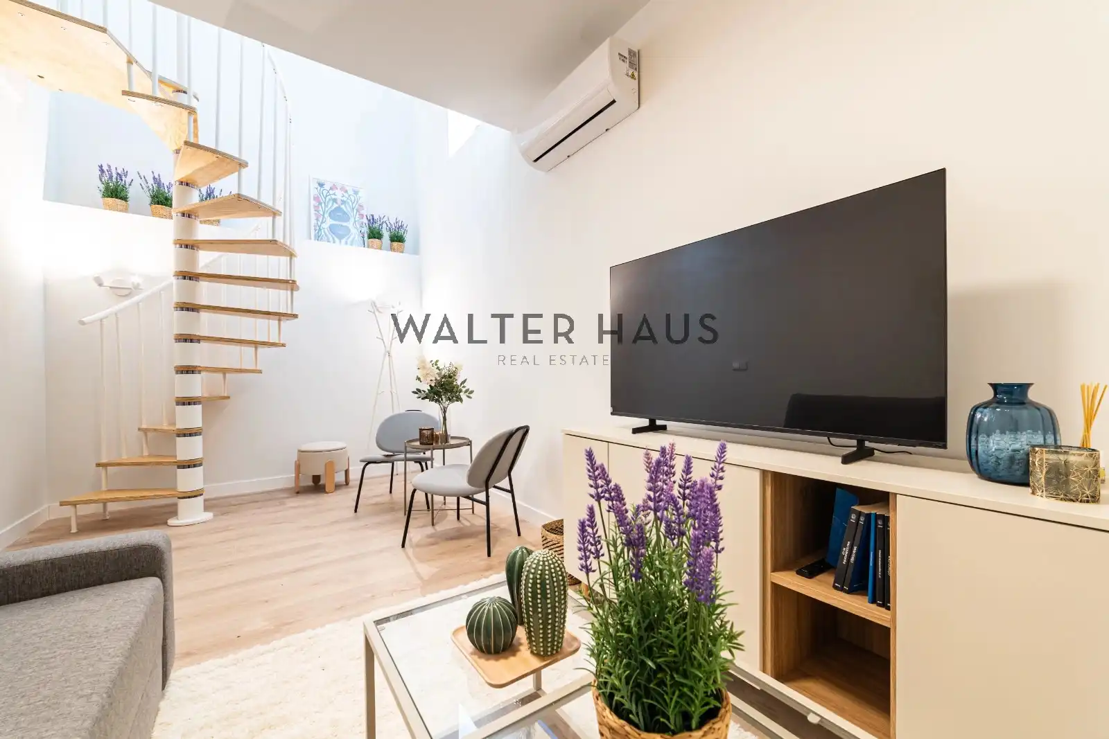 Living room of Flat for sale in Madrid  with Air Conditioner, Heating and Furnished