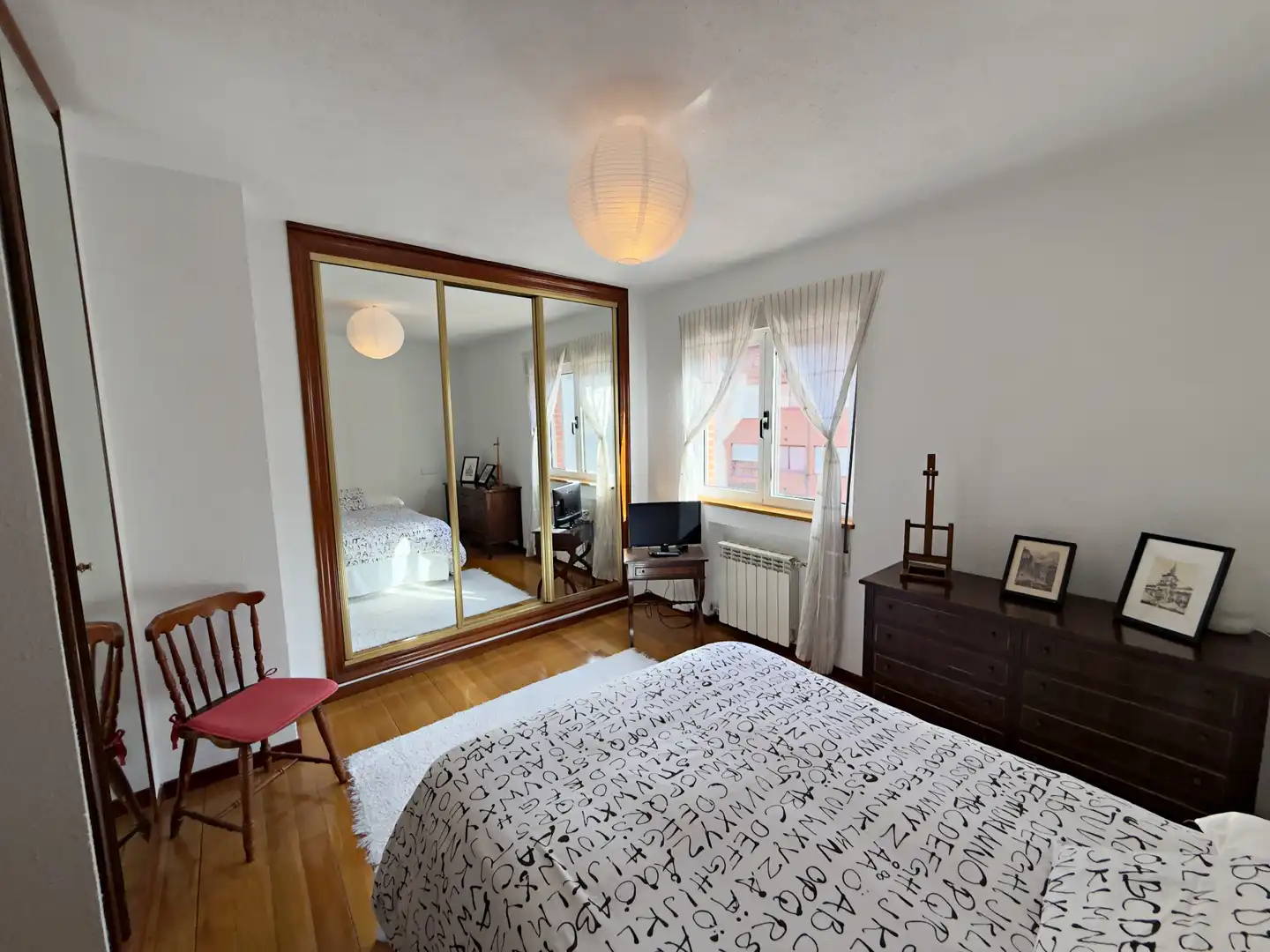 Dormitori de Casa o xalet en venda en Oviedo  amb Calefacció, Jardí privat i Parquet