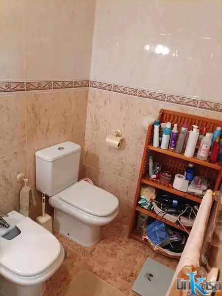 Bany de Casa adosada en venda en Linares amb Calefacció, Traster i Piscina