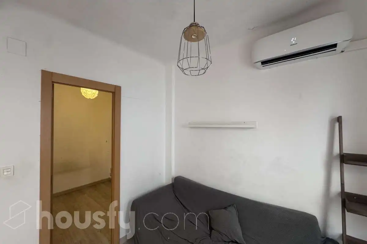 Bedroom of Flat for rent in Zaragoza  with Air Conditioner, Furnished and Balcony