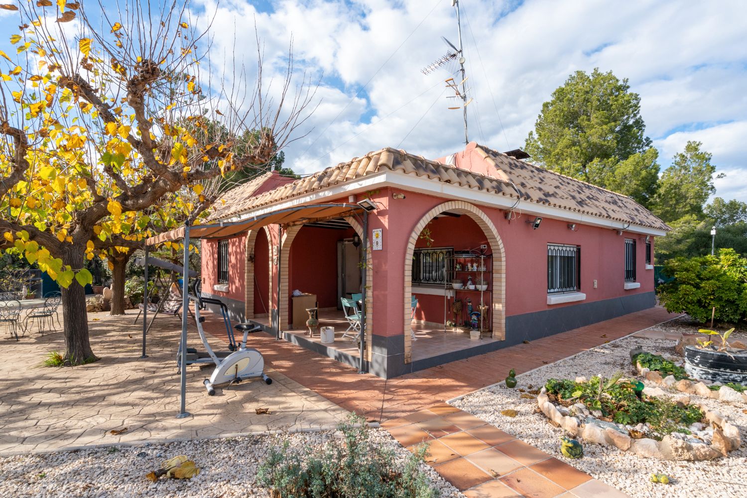 Vista exterior de Casa o xalet en venda en Tortosa amb Aire condicionat, Jardí privat i Terrassa