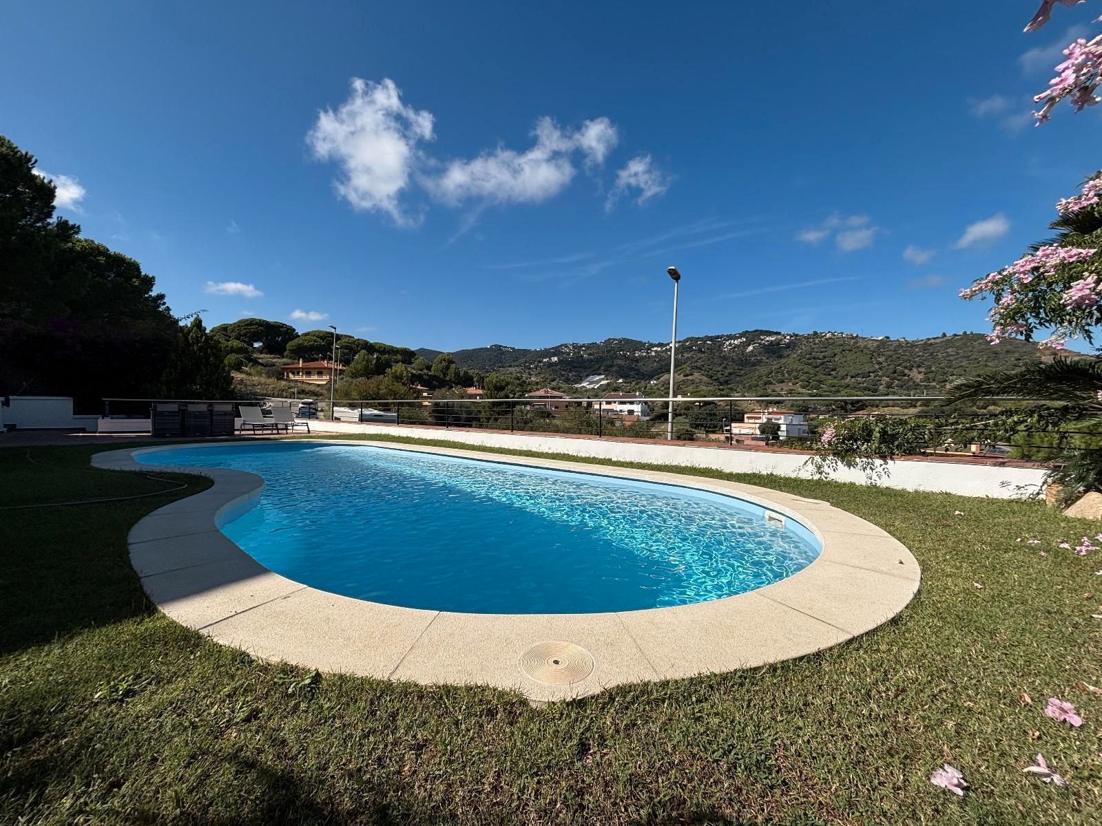 Piscina de Casa o xalet en venda en Calella amb Aire condicionat, Calefacció i Jardí privat