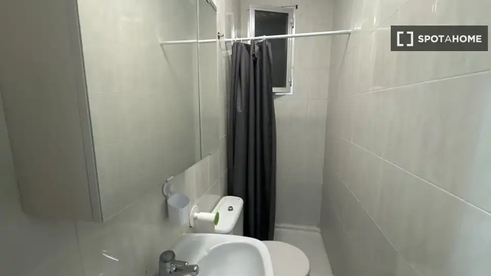 Bathroom of Flat for rent in Madrid  with Air Conditioner, Heating and Furnished