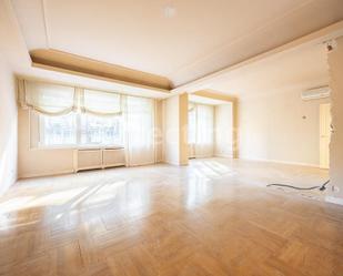 Living room of Flat for sale in  Madrid Capital  with Air Conditioner, Heating and Swimming Pool