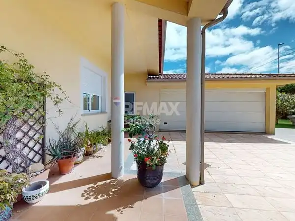 Vista exterior de Casa o xalet en venda en A Cañiza   amb Calefacció, Jardí privat i Terrassa
