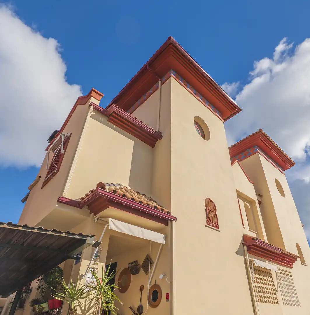 Vista exterior de Casa adosada en venta en Benalmádena con Terraza, Piscina y Internet