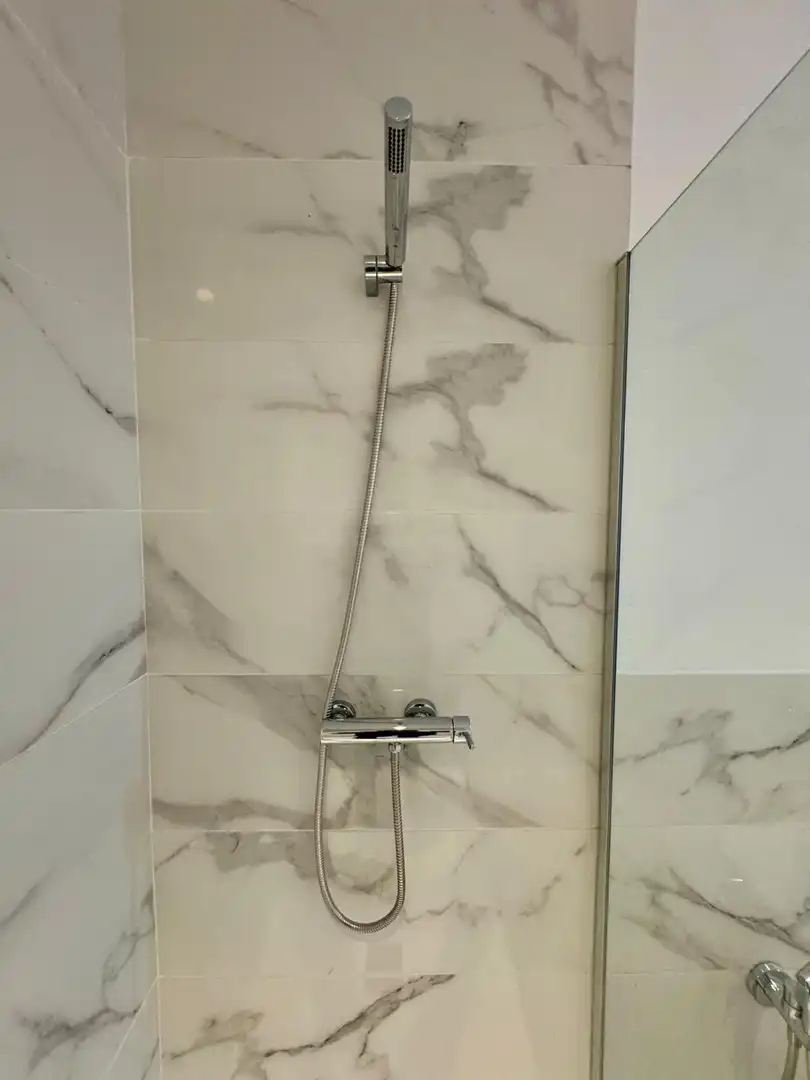Bany de Pis en venda en Gijón  amb Calefacció