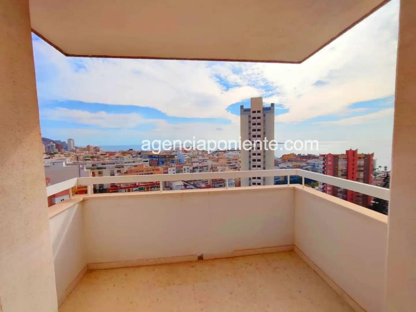 Vista exterior de Apartamento de alquiler en Benidorm con Aire acondicionado, Terraza y Amueblado